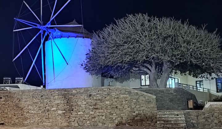 Ο Δήμος Πάρου φώτισε «μπλε» τον Μύλο στον λόφο της Αγίας Άννας, δίπλα στο Δημαρχείο, για την Παγκόσμια Ημέρα Ευχής