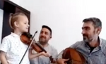 Ιάκωβος: Ο πεντάχρονος βιολιτζής από την Τήνο που ξεσηκώνει τα πανηγύρια