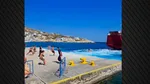 Σίκινος: Λιμενικοί προσπαθούν να σταματήσουν «απονεριστές» που βουτούν πίσω από το πλοίο που φεύγει