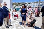 Στη Μύκονο η Κίμπερλι Γκιλφόιλ: Η βόλτα στον Γιαλό, η ανθοδέσμη και ο πελεκάνος