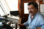 Με βιολιά, τραγούδια και κόρνες από πλοία το αντίο στον καπετάν Γιάννη του Σκοπελίτη