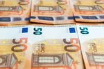 Φορολογική ενημερότητα με χρέη στην Εφορία: Οι «κόφτες», οι παρακρατήσεις και οι εξαιρέσεις