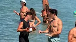 Πάρος: Αντιδράσεις στα social media για τον σερβιτόρο «Ράμπο» που σερβίρει κρασί μέσα στη θάλασσα