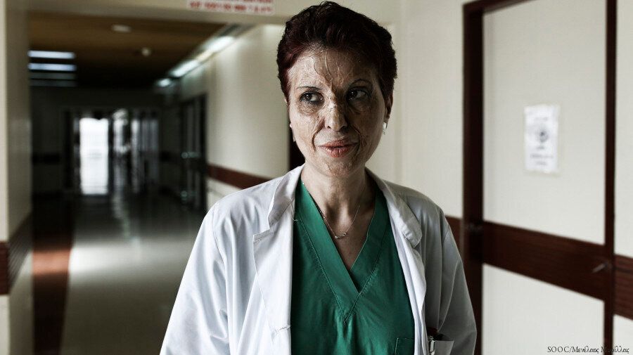 Καλλιόπη Αθανασιάδη: Επιβίωσε από ένα φριχτό ατύχημα, έγινε κορυφαία θωρακοχειρουργός και μάχεται για τα δικαιώματα των γυναικών