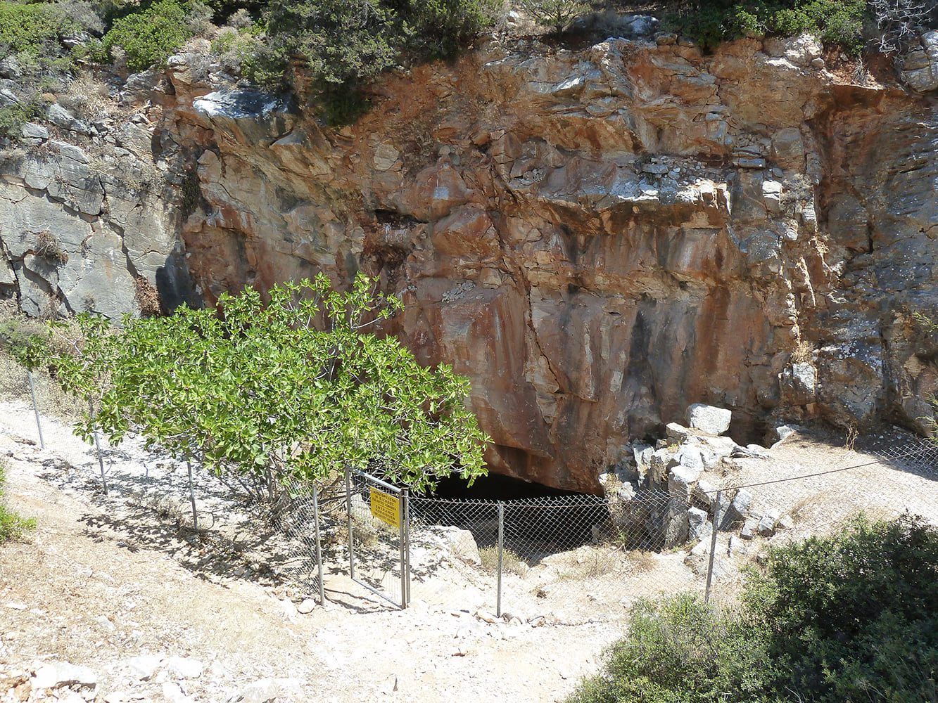 AΦΙΕΡΩΜΑ ΣΤΑ ΑΡΧΑΙΑ ΛΑΤΟΜΕΙΑ ΤΗΣ ΠΑΡΟΥ ΑΠΟ ΤΗΝ ΕΦΟΡΕΙΑ ΑΡΧΑΙΟΤΗΤΩΝ ΚΥΚΛΑΔΩΝ