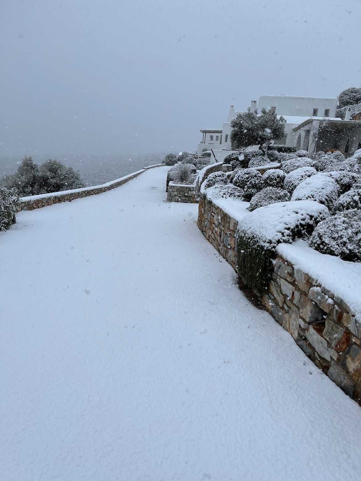 Εντυπωσιακές (χθεσινές) εικόνες από τη χιονισμένη Πάρο!