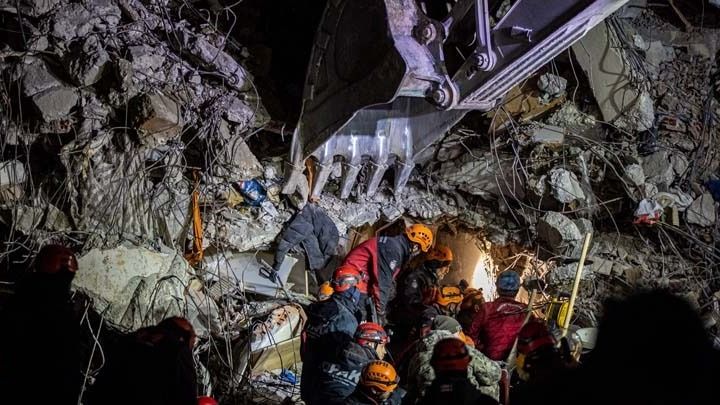Δύο άνθρωποι ανασύρθηκαν ζωντανοί από τα ερείπια στην Τουρκία σχεδόν 198 ώρες μετά τον σεισμό