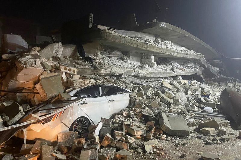 Σεισμός: Πολυκατοικίες στην  Τουρκία καταρρέουν σαν χάρτινοι πύργοι