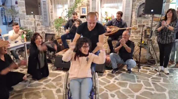 Αμοργός: Χορεύει «μπάλο» με το αναπηρικό της αμαξίδιο και παραδίδει μαθήματα ζωής