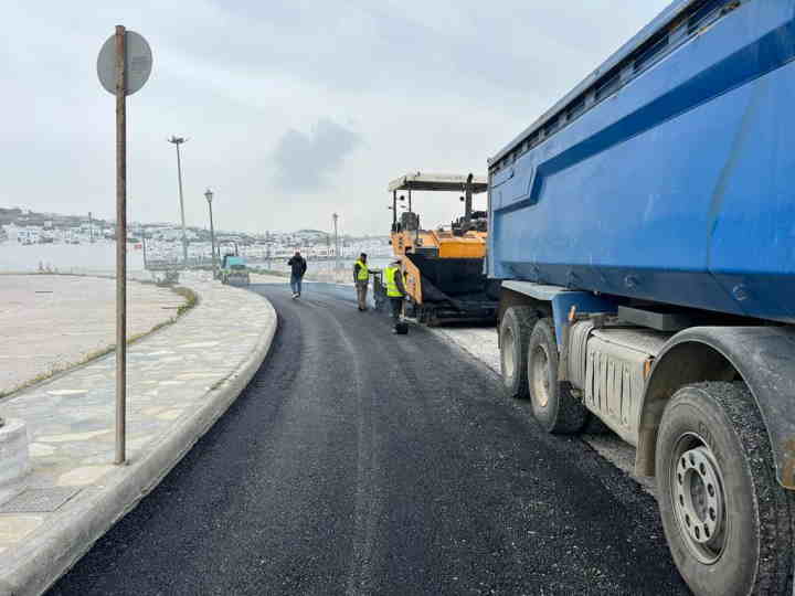 Εργασίες ασφαλτόστρωσης στο επαρχιακό οδικό δίκτυο Παροικίας - Νάουσας