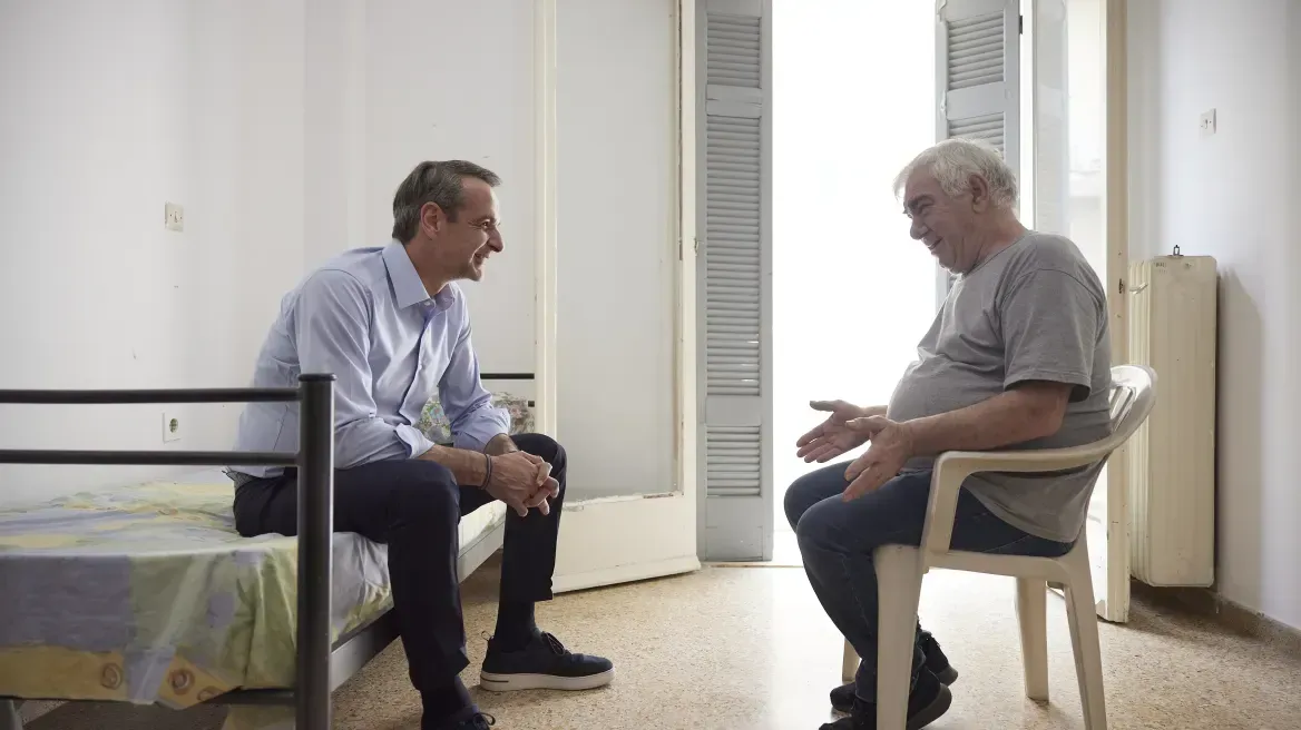 Η επίσκεψη Μητσοτάκη στο σπίτι πρώην αστέγου - Δείτε τη συζήτησή τους