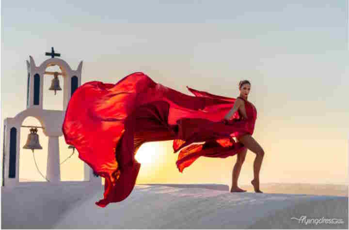 Flying Dress Photo: Το «φόρεμα που πετά» είναι μία βιομηχανία πολλών εκατομμυρίων δολαρίων - Ξεκίνησε από τη Σαντορίνη