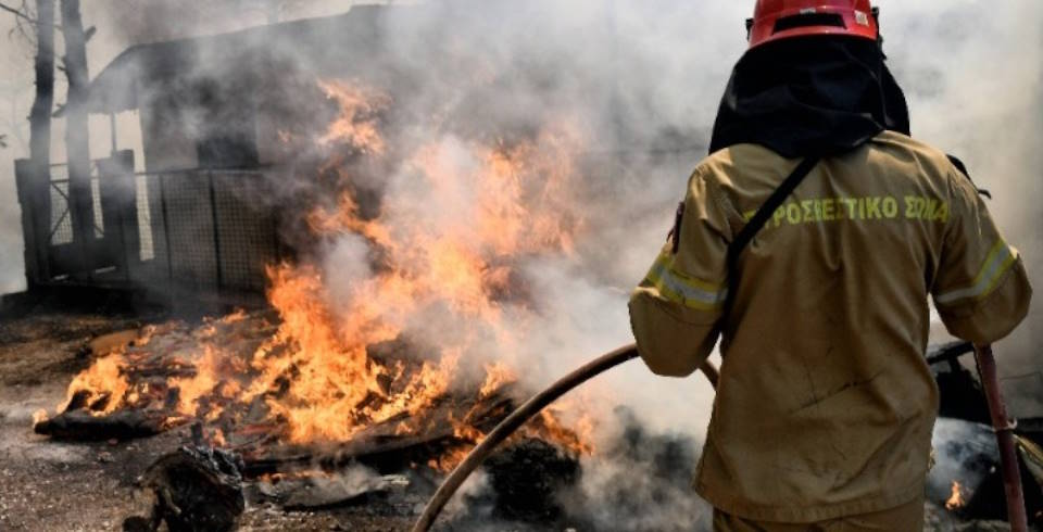 Συνεχίζεται η μάχη με τις φλόγες σε Σαρωνίδα, Δερβενοχώρια και Λουτράκι - Ξεκίνησαν ρίψεις τα εναέρια μέσα