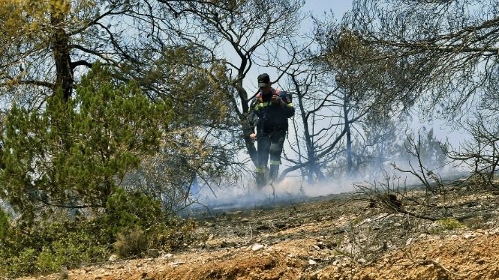 Βελτιωμένη η εικόνα στις πυρκαγιές σε Δυτική Αττική, Ρόδο και Λακωνία - Δεν υπάρχει κάποιο ενιαίο μέτωπο