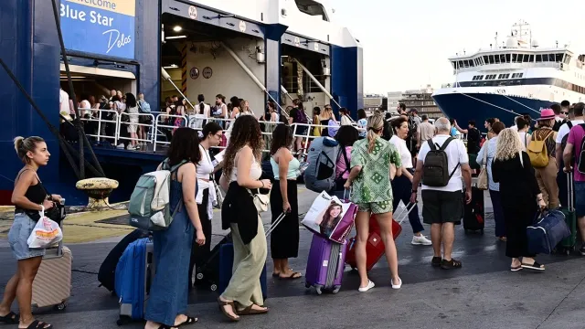 Σαββατοκύριακο της μεγάλης φυγής των αδειούχων από την Αθήνα