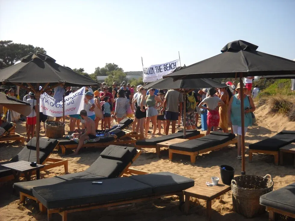 Πάρος: Παρέμβαση πολιτών σε παραλία που έχει «καταλάβει» beach bar... χωρίς άδεια!