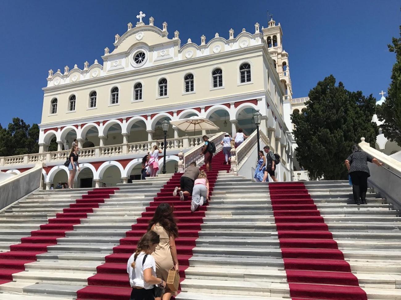 Live από την Τήνο η Λειτουργία για την Κοίμηση της Θεοτόκου