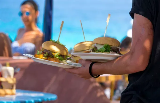 Η απάντηση του beach bar στη Χαλκιδική: «Για τα παιδιά επιτρέπουμε τα πάντα - Η κυρία είχε φέρει παστίτσιο και έτρωγε με τον άνδρα της»
