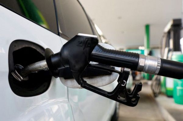 Καύσιμα: Εκτοξεύτηκε μέχρι και τα 3 ευρώ η αμόλυβδη βενζίνη στα νησιά