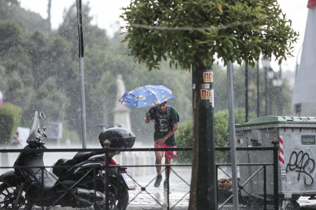 Κακοκαιρία «Petar»: Η μισή χώρα με βροχές και καταιγίδες και η άλλη μισή με 40άρια!
