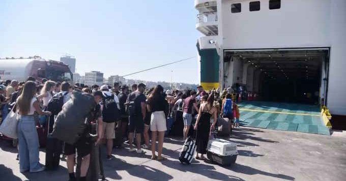 Συνεχίζεται η έξοδος των αδειούχων - Γεμάτα αναχωρούν τα πλοία από τα λιμάνια
