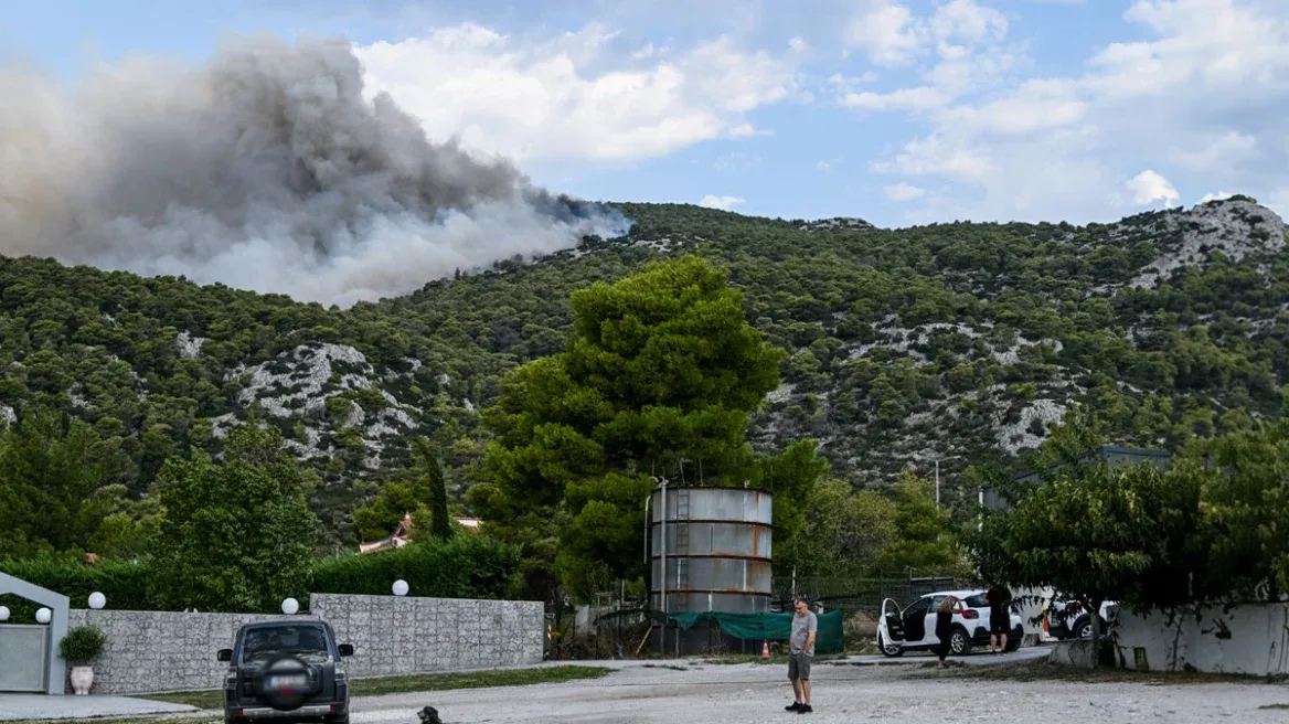Άνεμοι 7 μποφόρ στην Πάρνηθα: Η φωτιά ανεβαίνει μπαίνει στον Εθνικό Δρυμό