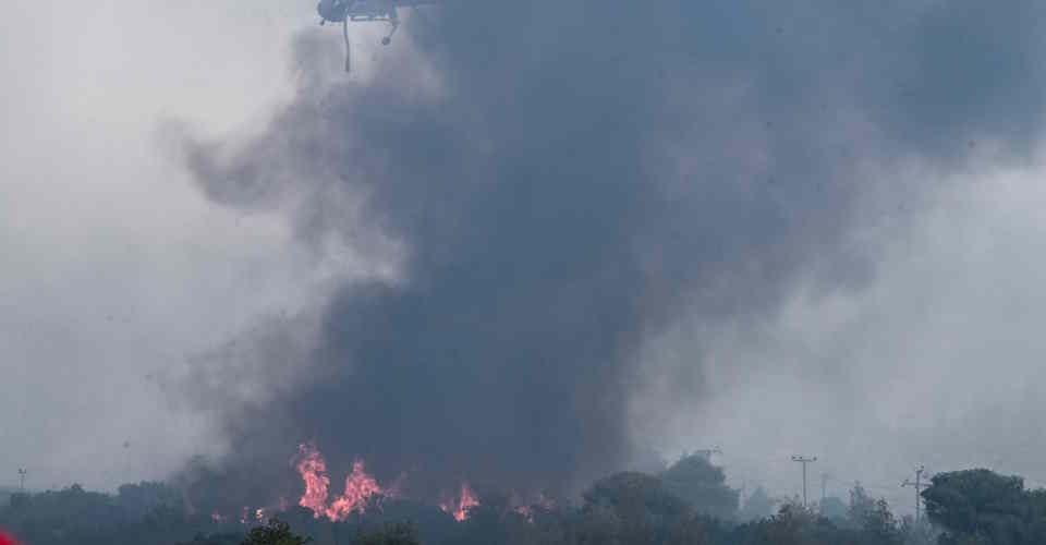 Πάρνηθα: "Έκρηξη αναζωπύρωσης" τα ξημερώματα - Μάχη να μην φτάσει η φωτιά στους Θρακομακεδόνες