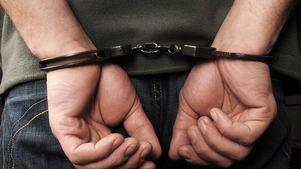 Μύκονος: Χειροπέδες σε αλλοδαπούς "ποντικούς" που ξάφριζαν βίλες