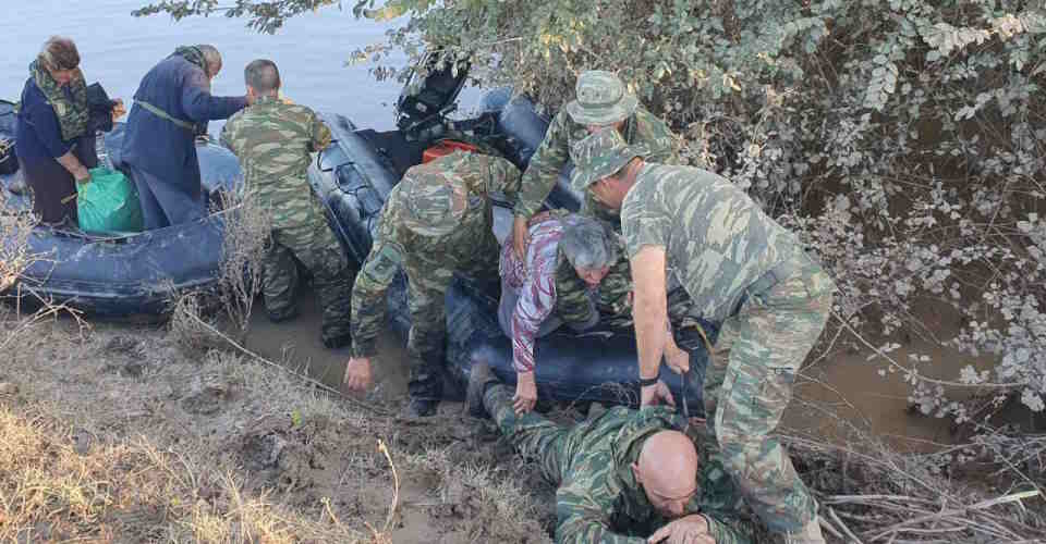 Πεζοναύτης ξάπλωσε στις λάσπες για να περάσουν πάνω του ηλικιωμένοι πλημμυροπαθείς