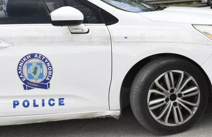Χειροπέδες στον διοικητή του αστυνομικού τμήματος στην Ίο - Ζητούσε λεφτά από μπαρ για να μην κάνει έλεγχο