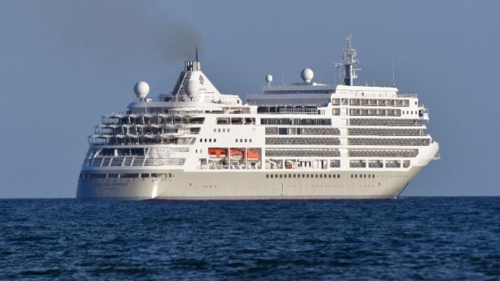 Ρυμουλκήθηκε στον Πειραιά κρουαζιερόπλοιο που παρουσίασε μηχανική βλάβη