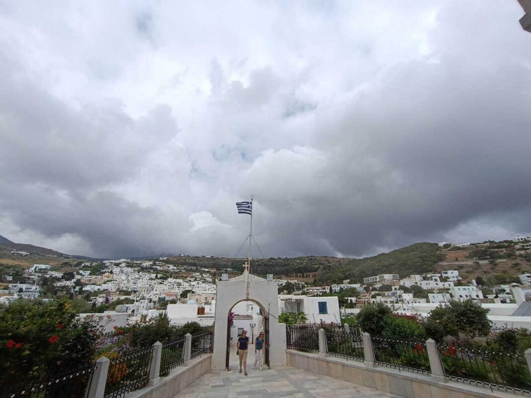 Πάρος - Αντίπαρος: Μήνυμα 112 στα κινητά -Ξαφνικές μπόρες στο νησί