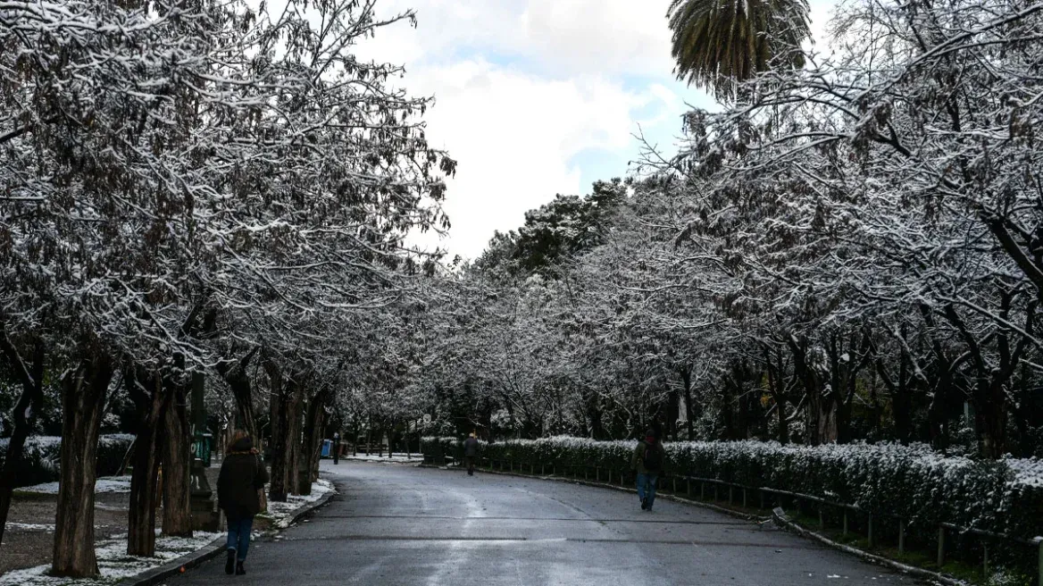 Καιρός: Xειμωνιάτικη εισβολή με παγετό, θυελλώδεις ανέμους και χιόνια το Σαββατοκύριακο