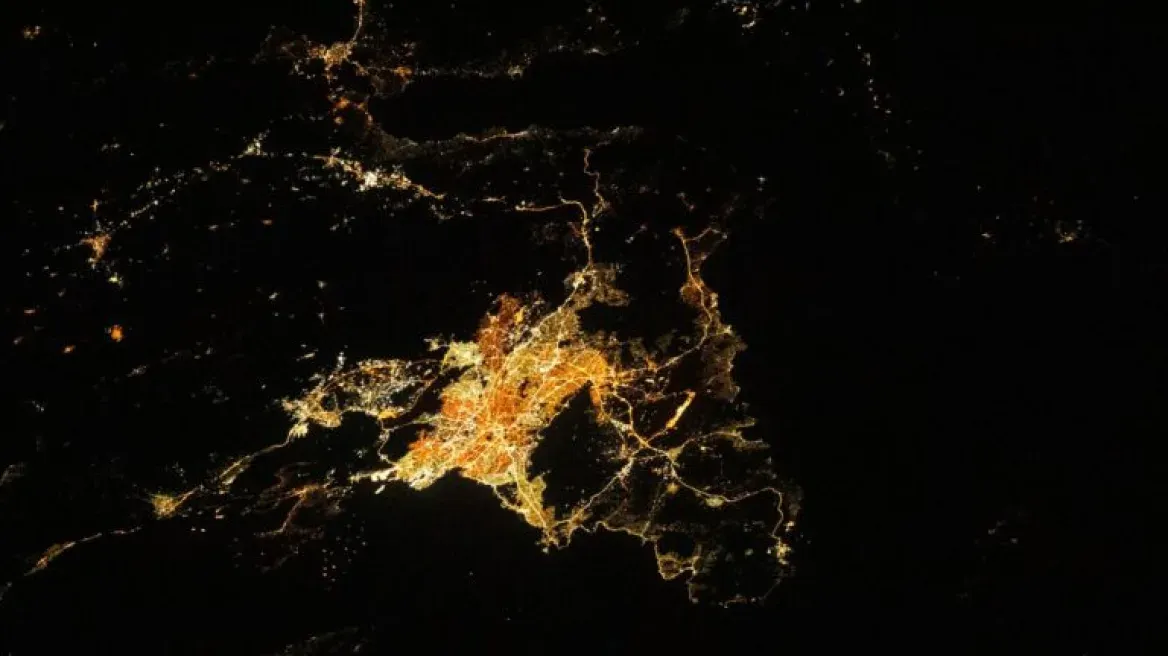 Πώς φαίνεται η Αθήνα τη νύχτα - Η φωτογραφία της NASA από το διάστημα