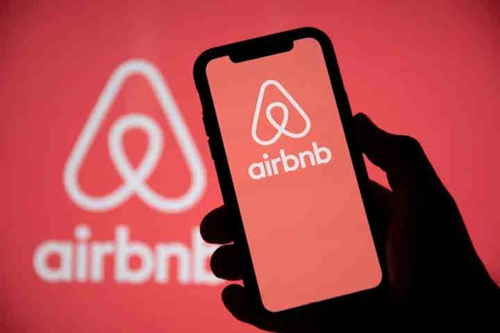 Airbnb: Τί ισχύει με το νέο καθεστώς - Οι χρεώσεις, το τεκμαρτό εισόδημα και τα αυστηρότερα πρόστιμα