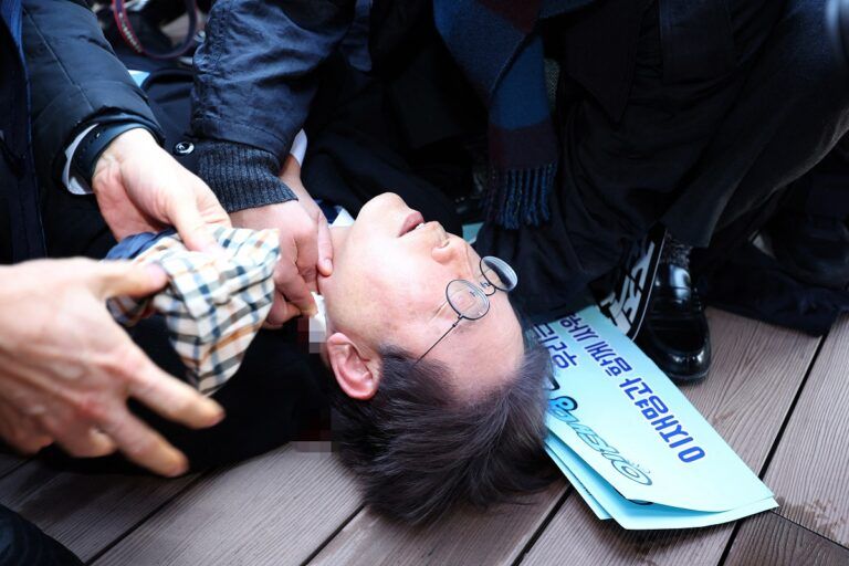 Ν. Κορέα: Εκτός κινδύνου ο ηγέτης της αντιπολίτευσης - Ο επίδοξος δολοφόνος τον πλησίασε για αυτόγραφο
