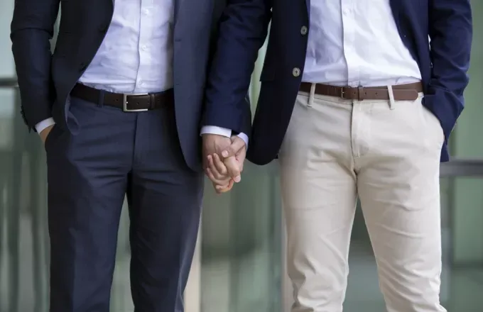 Σε δημόσια διαβούλευση το νομοσχέδιο για τον γάμο ομόφυλων ζευγαριών