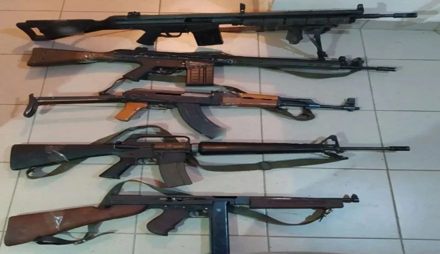 Φλώρινα: 54χρονος και 57χρονη είχαν στο σπίτι τους 29 όπλα, 72 κιλά πυρίτιδας, χιλιάδες σφαίρες