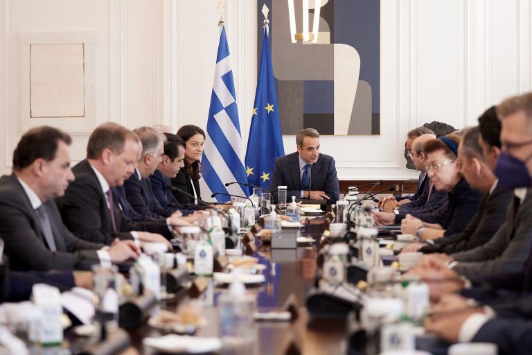 Στο υπουργικό αιγιαλός και ελάχιστη φορολογία πολυεθνικών