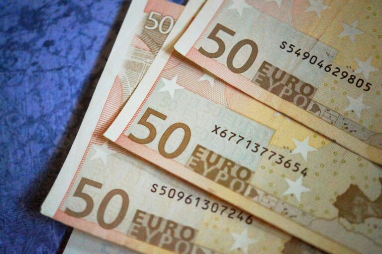 Σε εξέλιξη οι διαβουλεύσεις για τη νέα αύξηση του κατώτατου μισθού – Οι διαφορές και το εύρος των προτάσεων