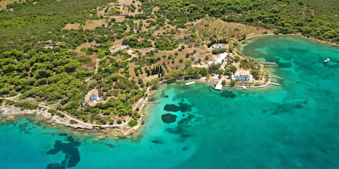 Πεταλιοί Εύβοιας: Το νησί των επιχειρηματιών και των διασήμων