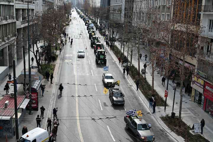 Αποχωρούν συντεταγμένα οι αγρότες από το Σύνταγμα