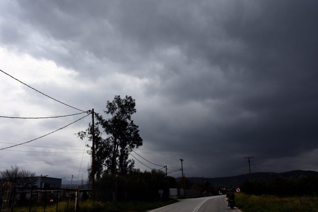 Καιρός: Λασποβροχές και υψηλές θερμοκρασίες σήμερα Τετάρτη