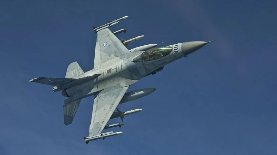 Πτώση F-16 στη νήσο Ψαθούρα κοντά στην Αλόννησο - Πιλότος πρόλαβε να εκτιναχθεί από το αεροσκάφος