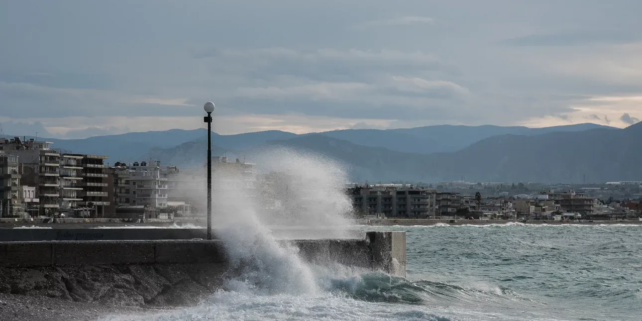 Καιρός: Ανεβαίνει σήμερα η θερμοκρασία - Επιμένουν οι θυελλώδεις άνεμοι