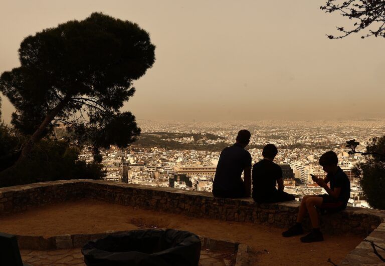 Καιρός: Σκόνη, βροχές και… 30άρια