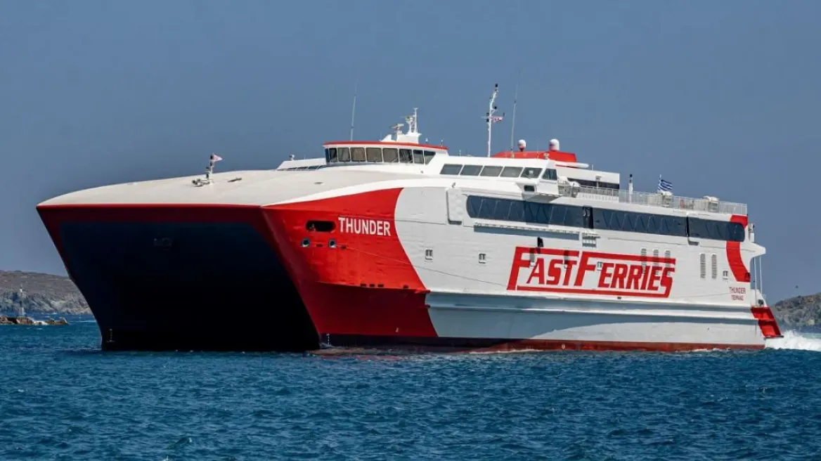 Βλάβη στον καταπέλτη παρουσίασε το "Thunder" στο λιμάνι της Πάρου με 240 επιβάτες