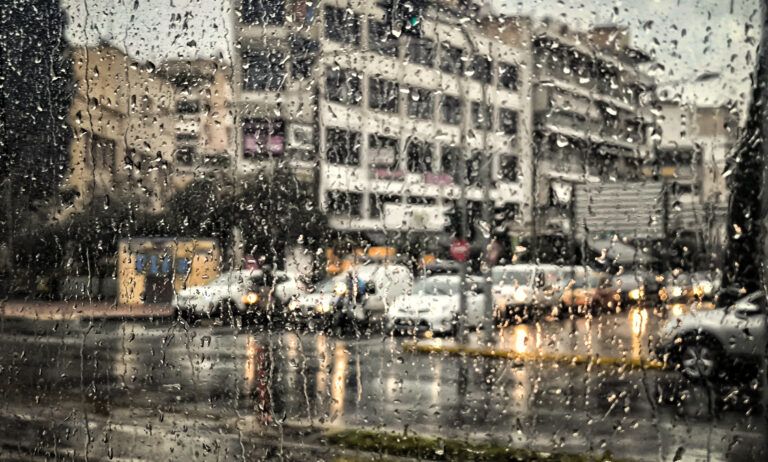 Έκτακτο δελτίο καιρού από την ΕΜΥ - Πού αναμένονται καταιγίδες τις επόμενες ώρες, μήνυμα από το 112