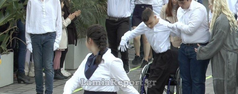 Συγκινητική στιγμή στη Λαμία: Μαθητής σηκώθηκε από το αναπηρικό αμαξίδιο και παρέλασε