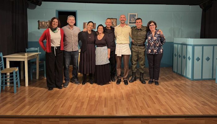 Η Θεατρική Ομάδα Νάουσας Πάρου «φίλεψε» το παριανό κοινό με το μοναδικό «Φίλεμα»